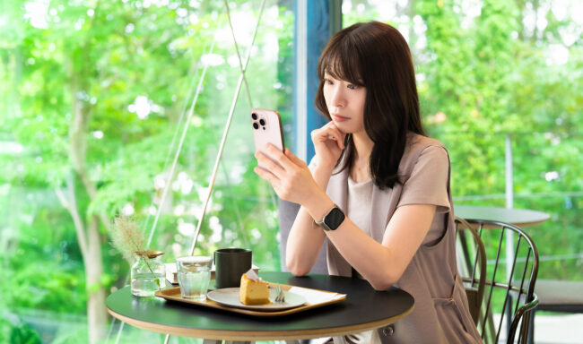 スマホを見ながらの食事